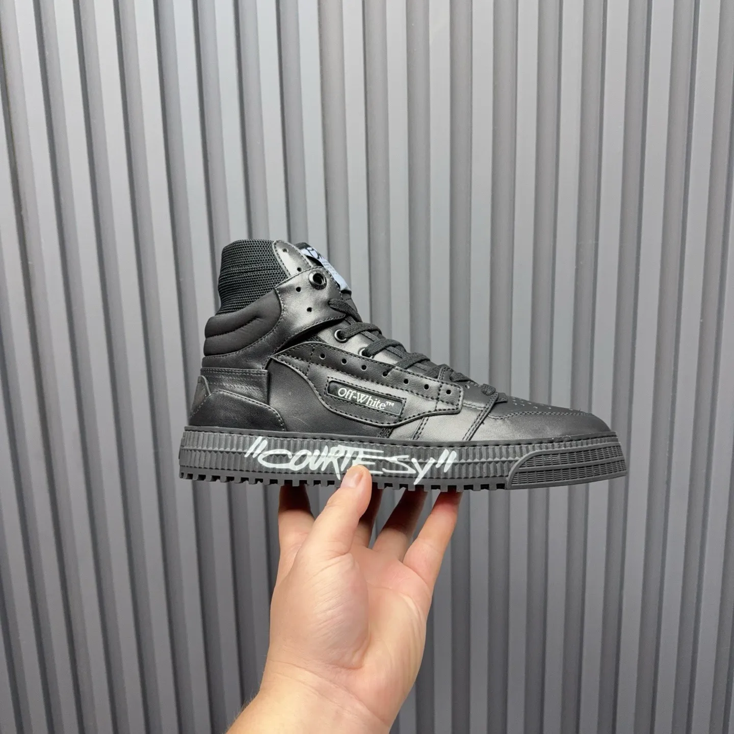 Men's shoes💰740 OFF WHITE ⚡️Couple style⚡️The latest spring style street casual shoes, released with the highest quality version on the market👊Series original mold opening, original lasting, production technology 1:1 original version➰🔜The best choice for more and more celebrities and Internet celebrities🔸In the classics Changes in the code🔸Innovate in the trend🔸Strive to break away from the shackles of bad street design🔝Although he is not the originator of fashion design, he is definitely a shining dark horse in avant-garde design🐴🆙Do not follow the trend🔅Not universal beauty🔅 Fabric💯First-layer cowhide Lining💯Imported skin-friendly and environmentally friendly polyester mesh Foot pads💯Original molded high-elastic environmentally friendly molding pads Midsole💯Made with original last-last technology Outsole💯Rubber outsole Packaging💯Official website synchronizes full set of packaging (brand wrapping paper, brand certificate, brand cloth bag) Code numbers 35-44, 45 46 Customized
